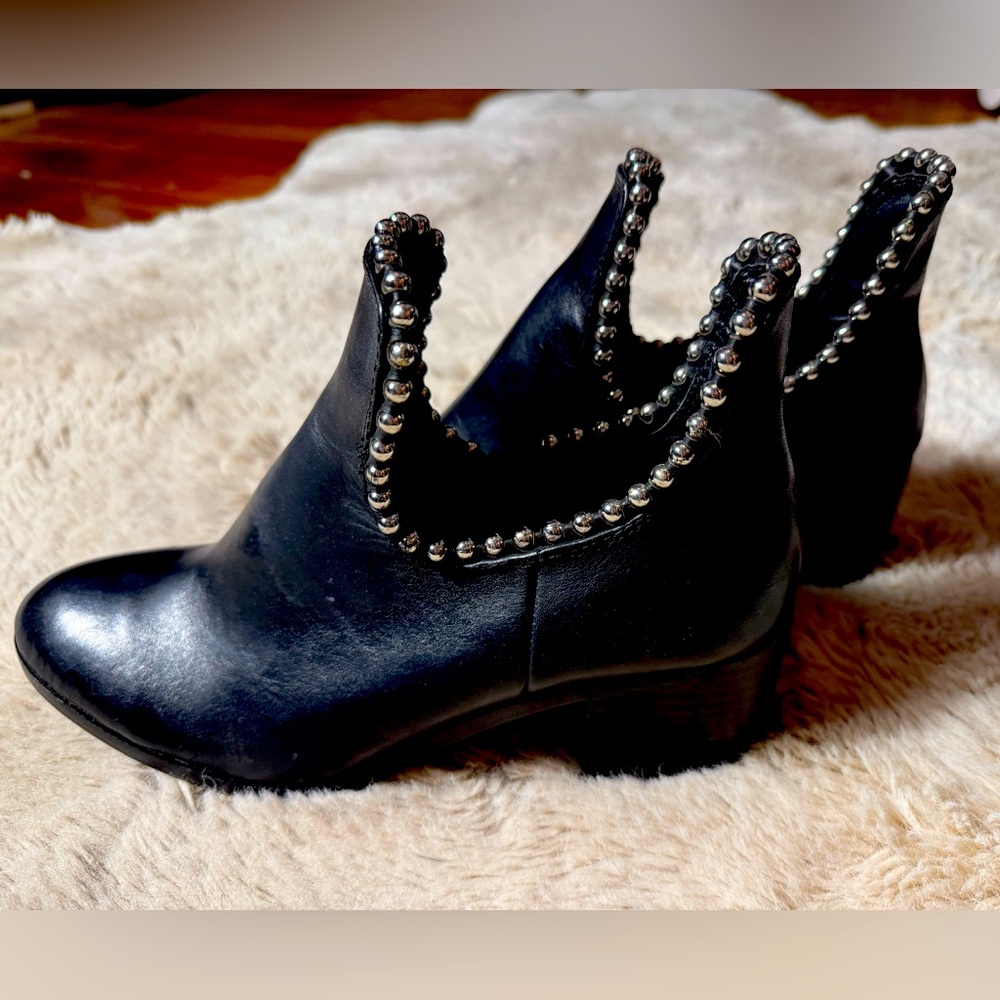 Fierce Gianni Bini Black Leather Booties 8M Studded Ankle Boots Rock Chic Edgy